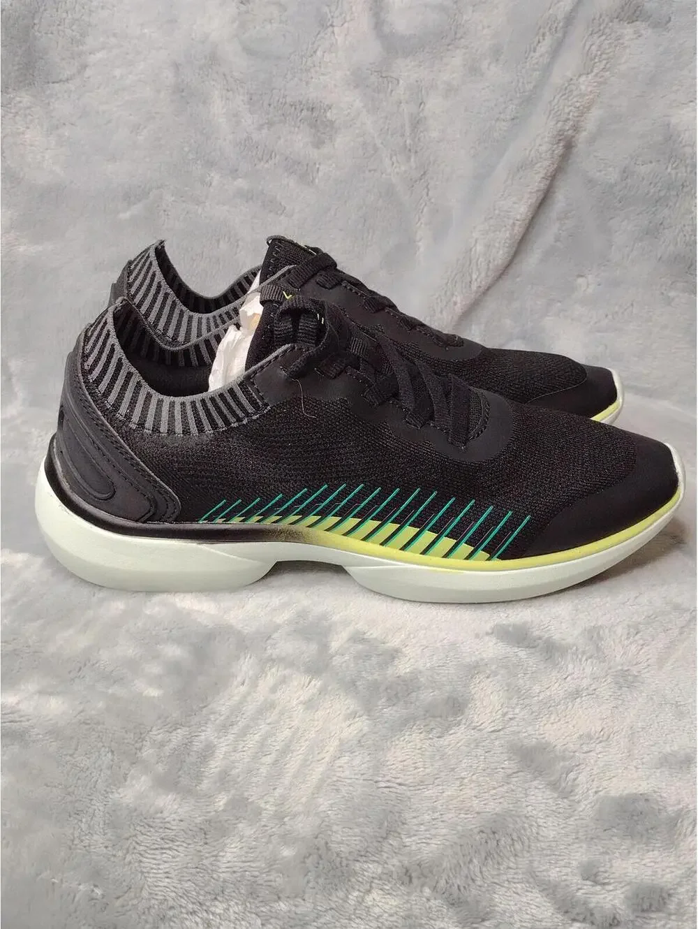 NWT Vionic Women's Black/Green Embolden Running Shoe Size 6M
